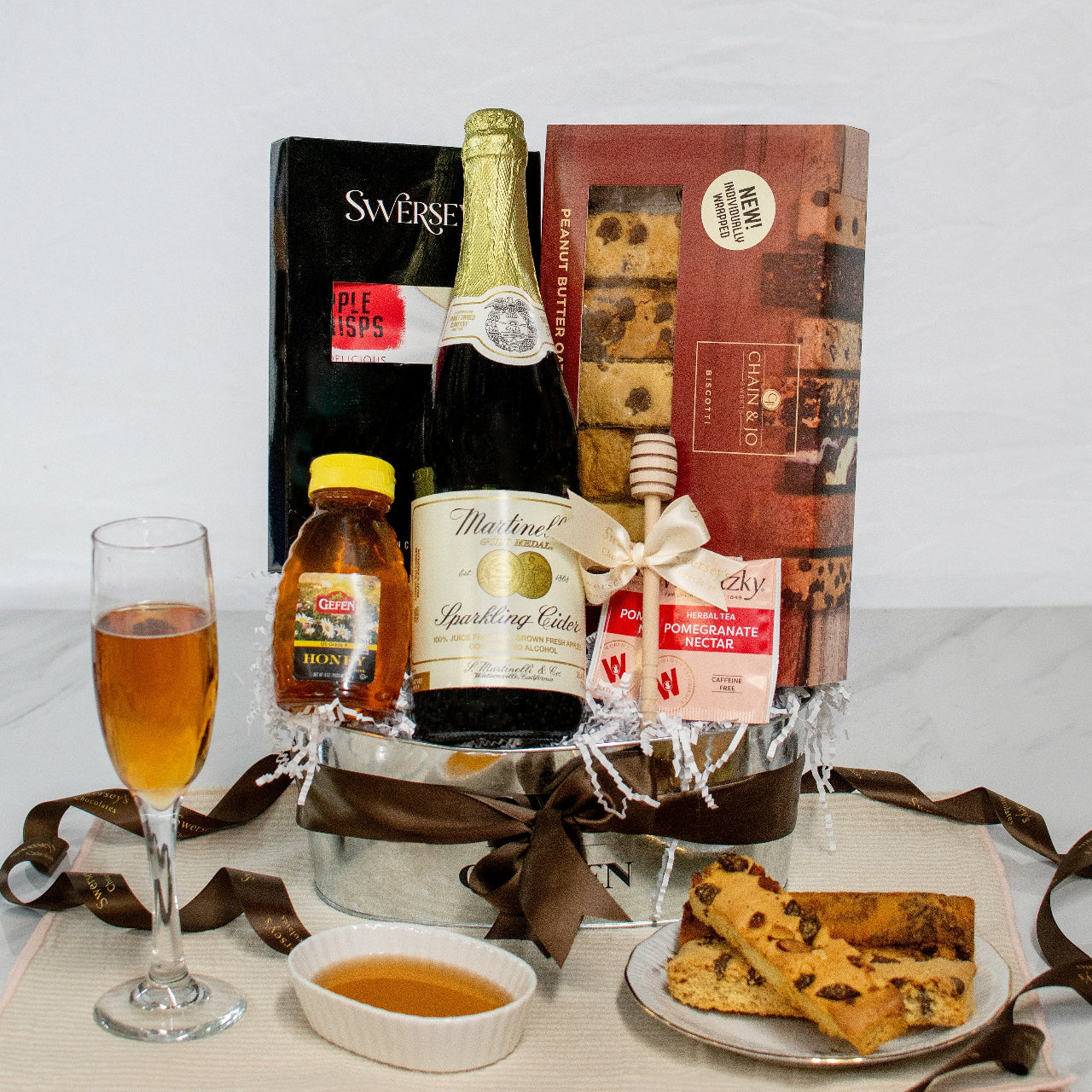 Sweet Rosh Hashanah Martinelli Gift Basket 7