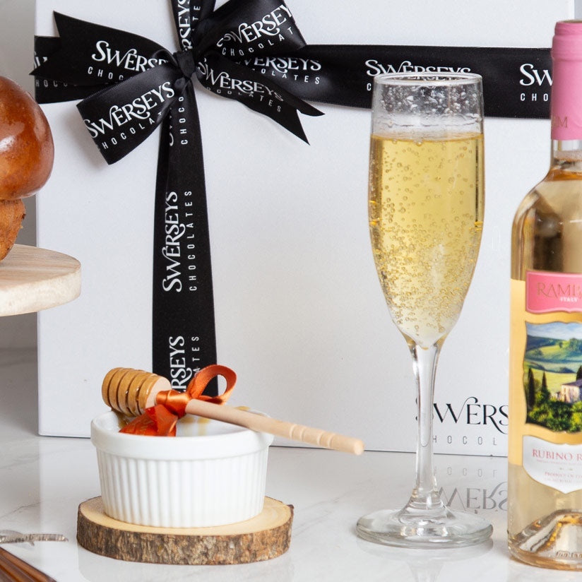 Kosherline Shabbat and Yom Tov gift box with challah, Moscato wine, honey dipper, and honey sticks for celebrations.