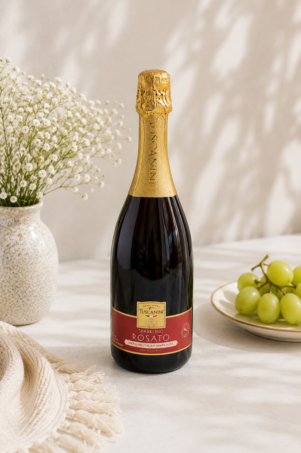 Kosherline Rosh Hashanah gift basket featuring a bottle of Tuscanini sparkling rosato grape juice with fresh grapes